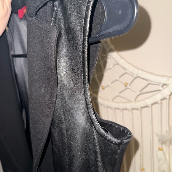 G.I.L.I. Black Sleeveless Vest - Picture 2 of 3